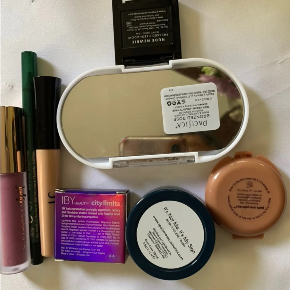 Makeup - Picture 3 of 4